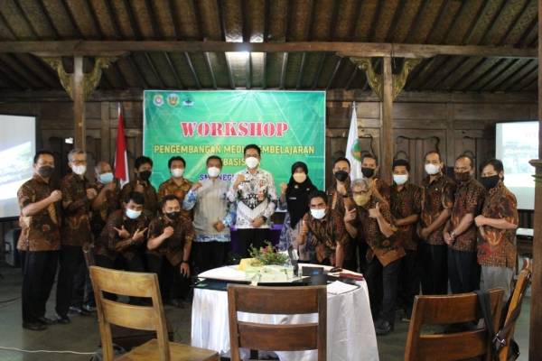 WORKSHOP PENGEMBANGAN  MEDIA PEMBELAJARAN BERBASIS TIK